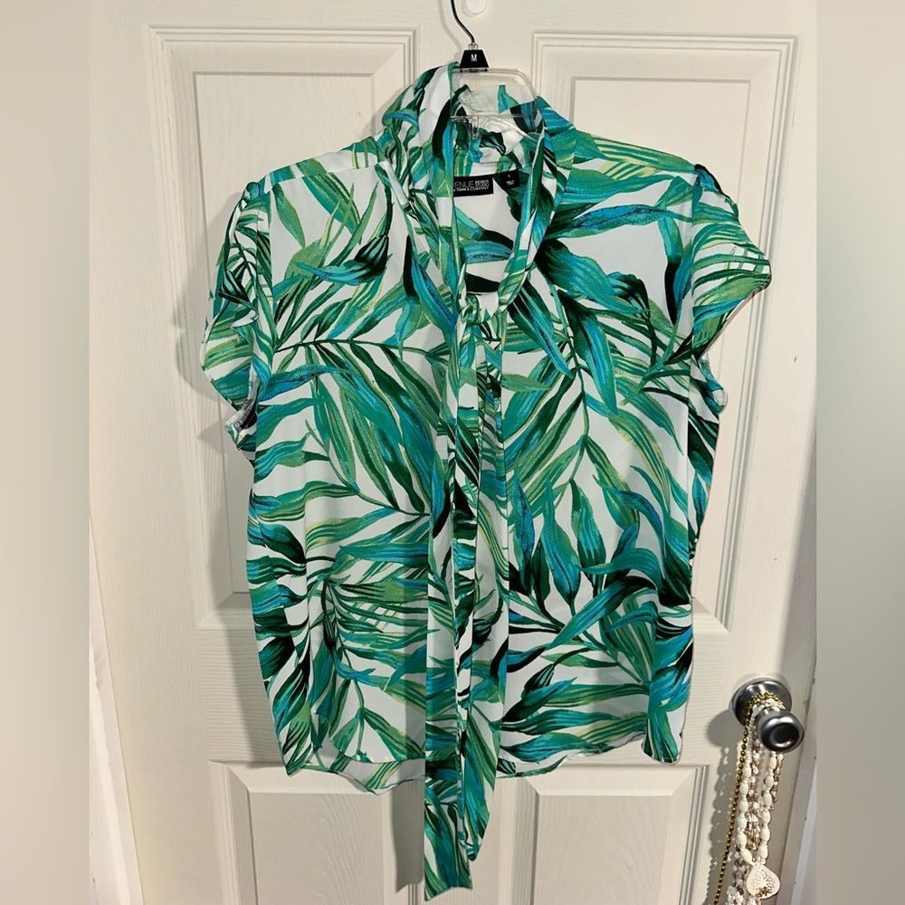 Simple and flattering work shirt!